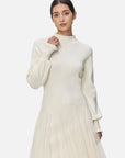 Versatile solid-colored knit dress suitable for various occasions