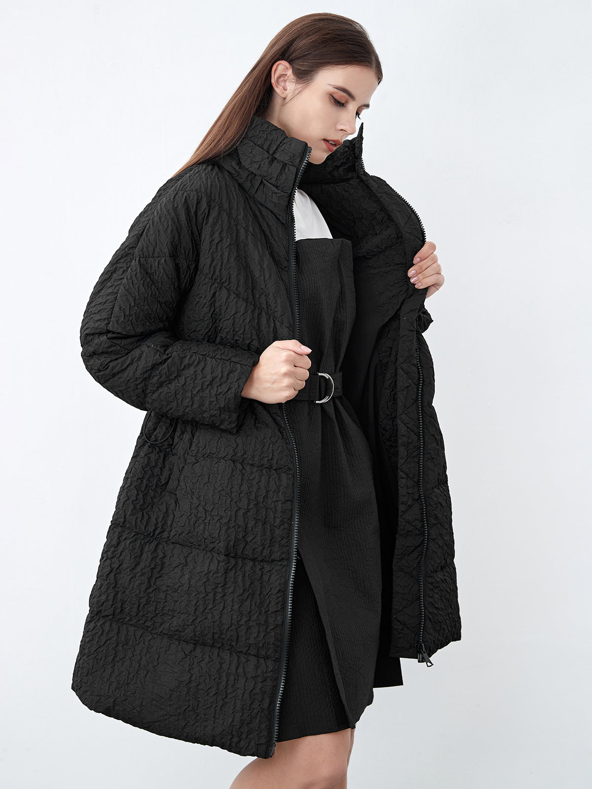 Abrigo con cintura elástica y pliegues texturizados