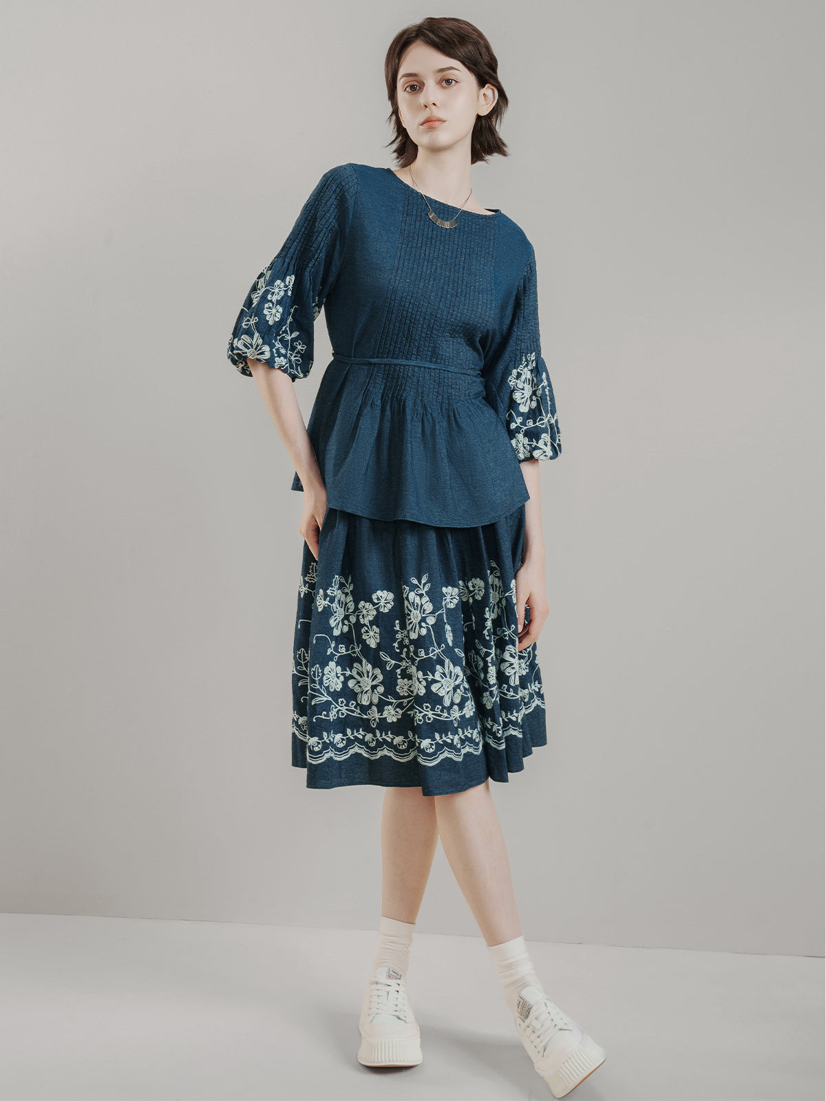 Pleat Embroidery Bleted Blouse