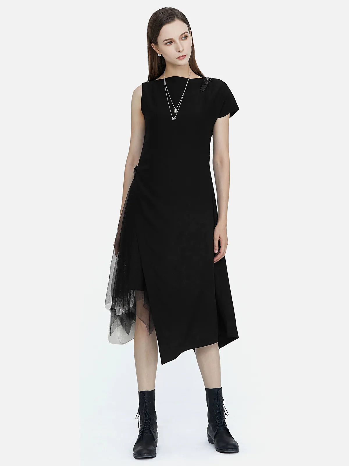 Kleid mit asymmetrischen Ärmeln und Lederschnallen