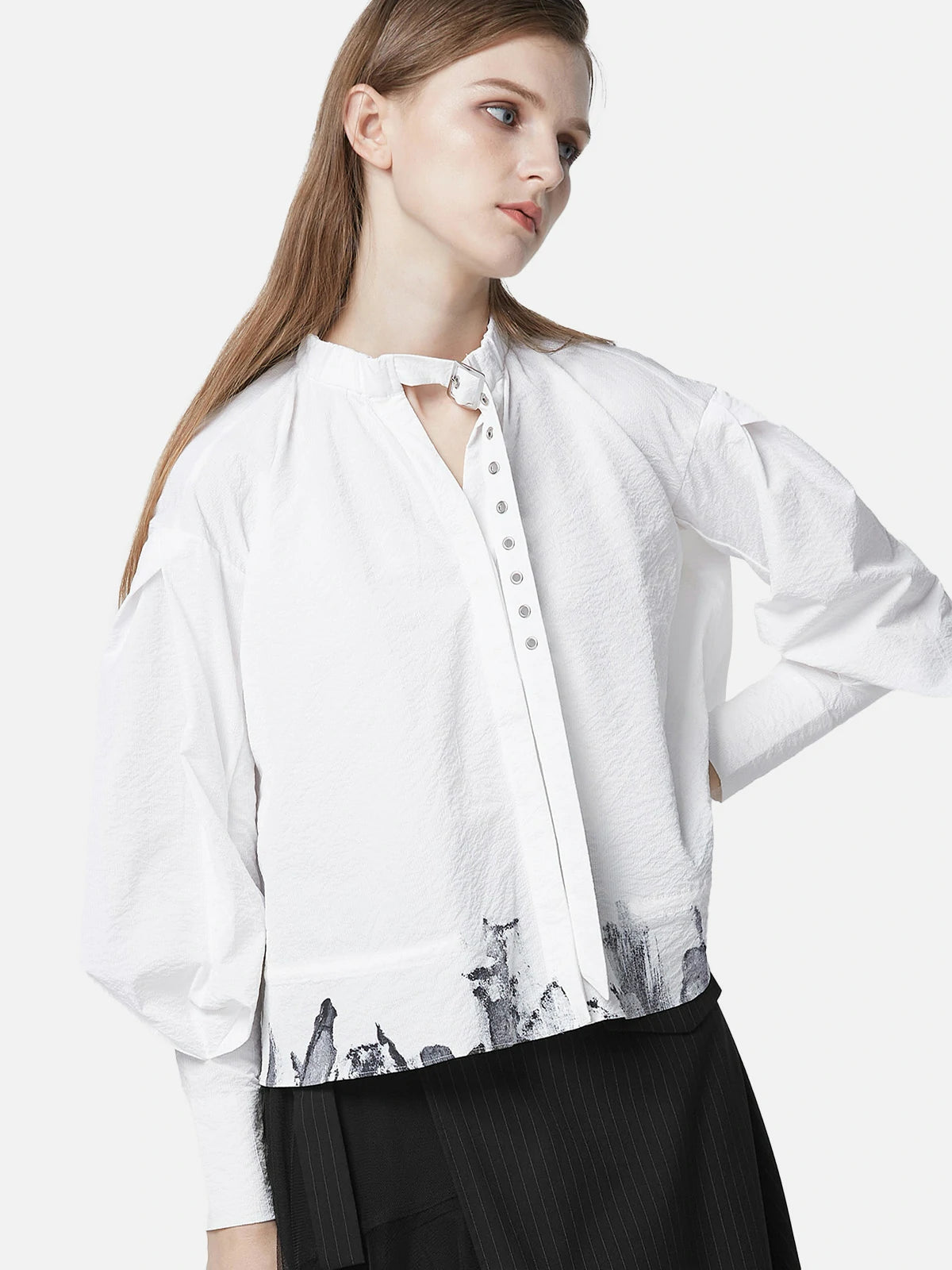 Lässiges weißes Hemd mit V-Ausschnitt und Kordelzug und Tintendruck 