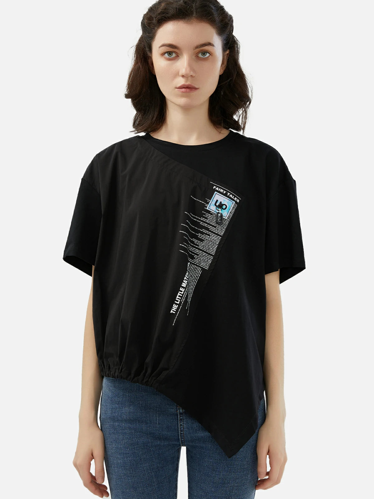 T-Shirt mit Buchstaben-Print und unregelmäßigem Saum