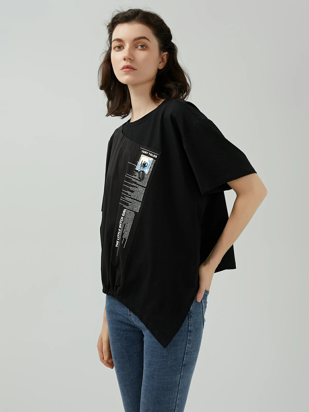 Camiseta con dobladillo irregular y estampado de letras