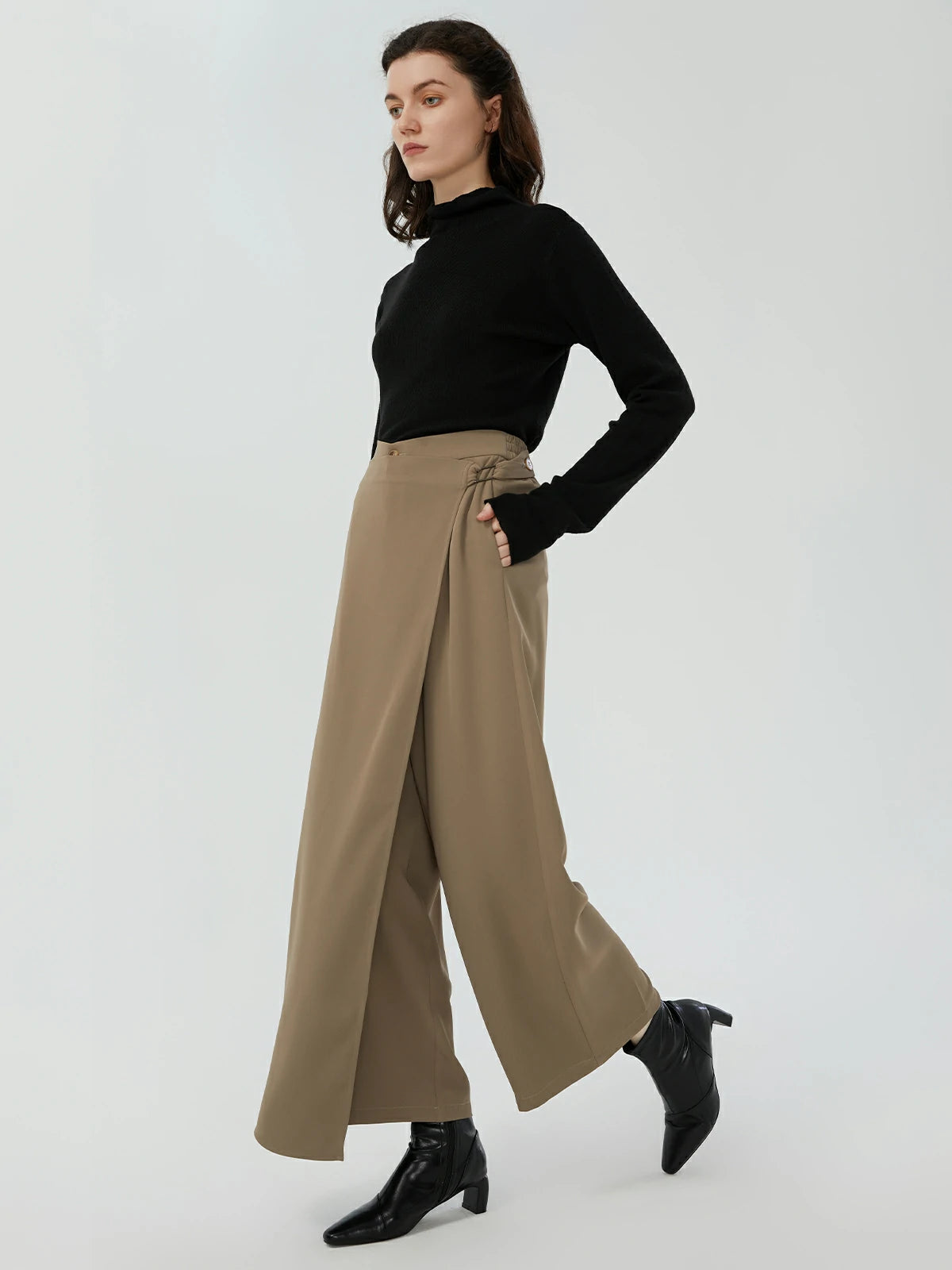 Versatile outfit guide for wide-leg pants with pocket detailing