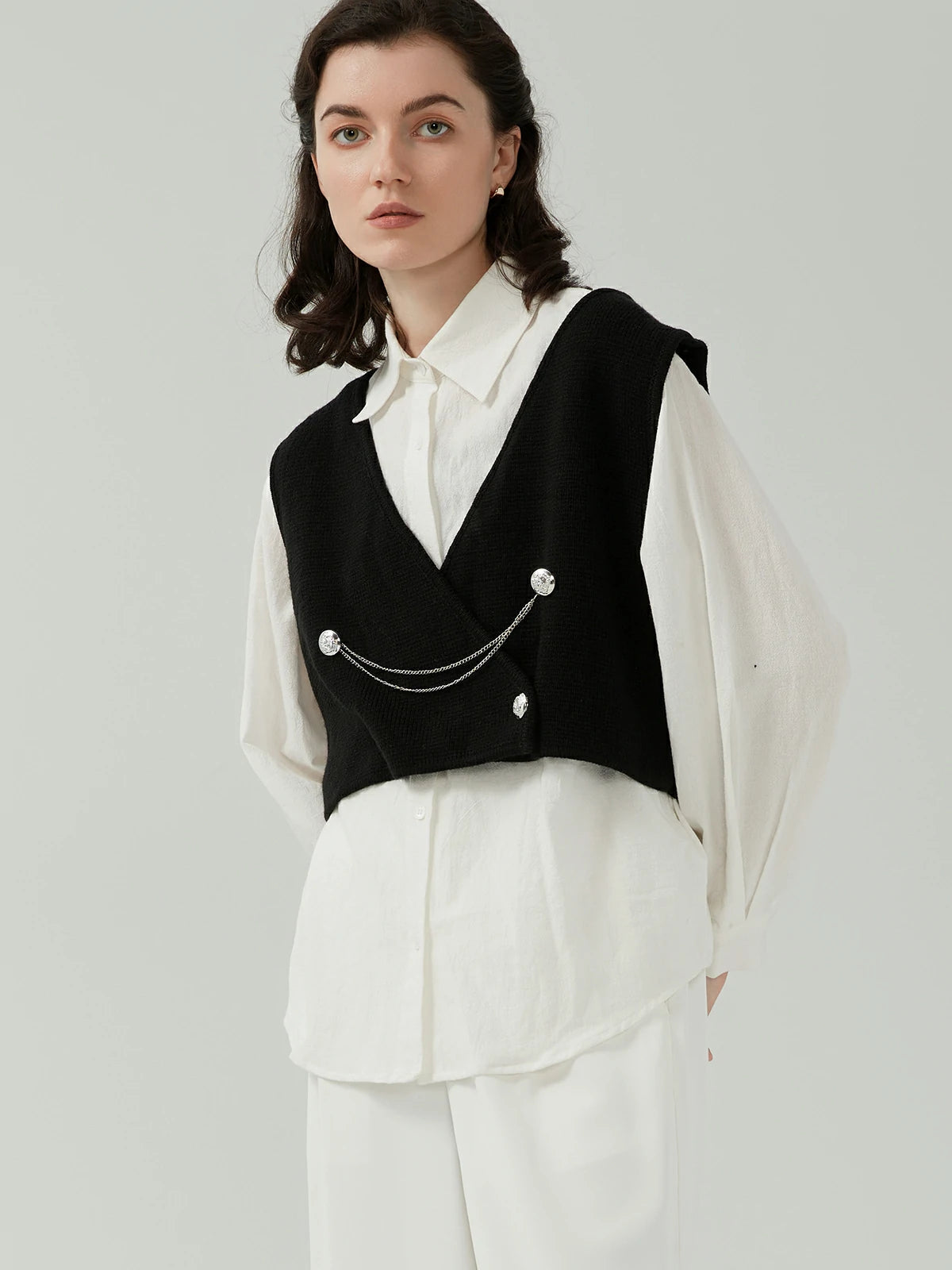 Retro chain vest and bubble sleeve shirt&#39;s fashion: Combining style and comfort.