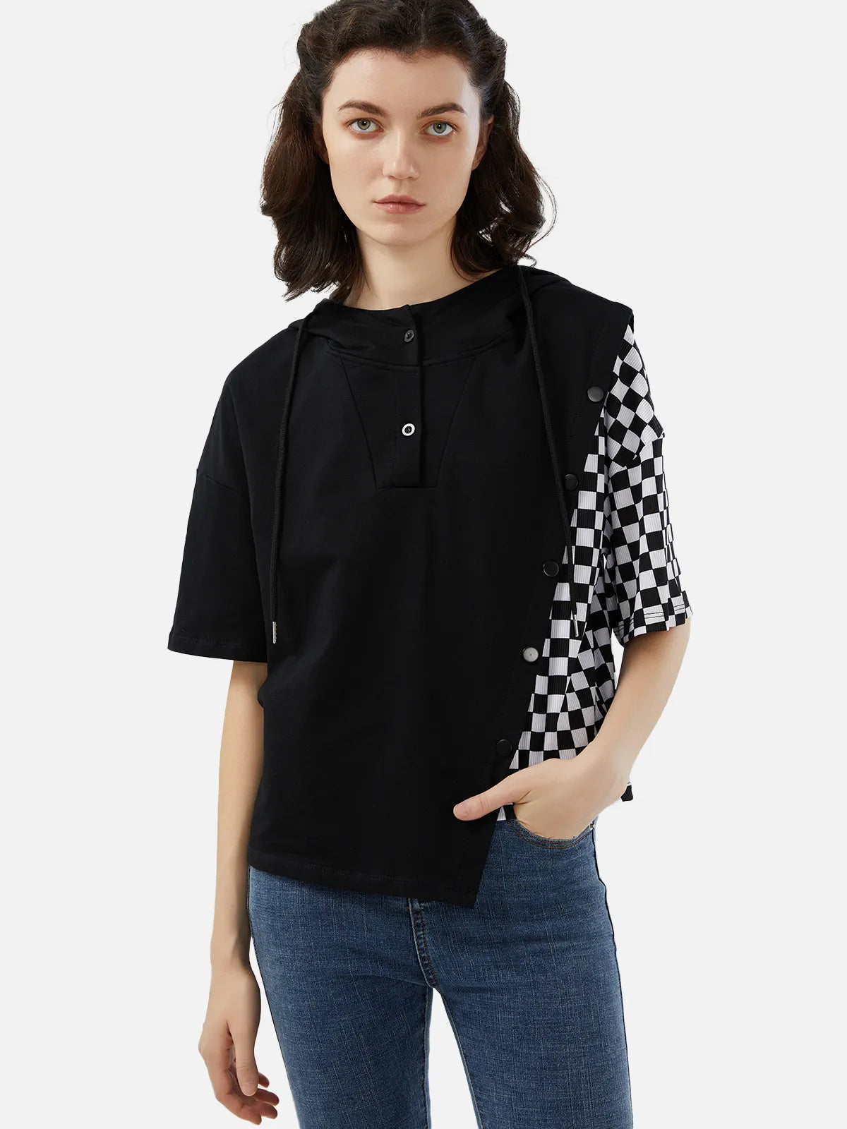 Camiseta irregular con capucha y bloques de color