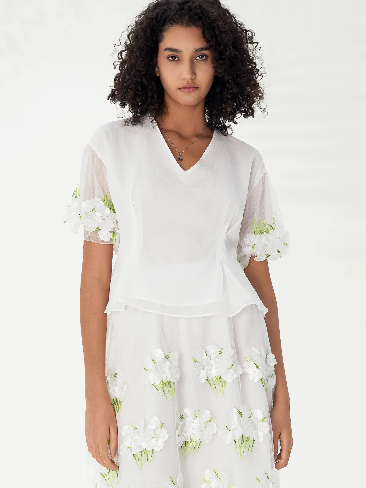 Fashion V-neck mesh embroidery floral short-sleeved skirt suit