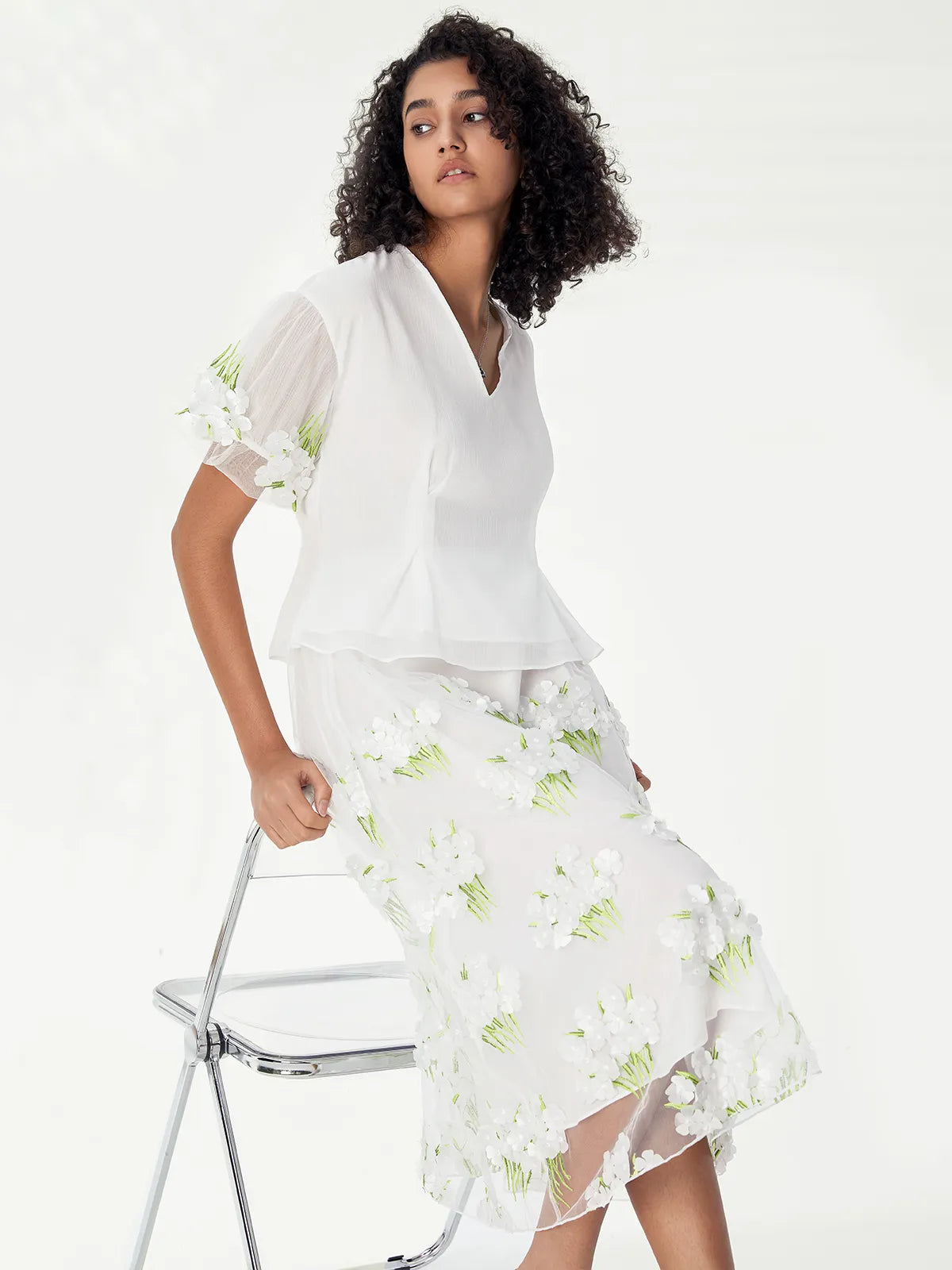 Fashion V-neck mesh embroidery floral short-sleeved skirt suit