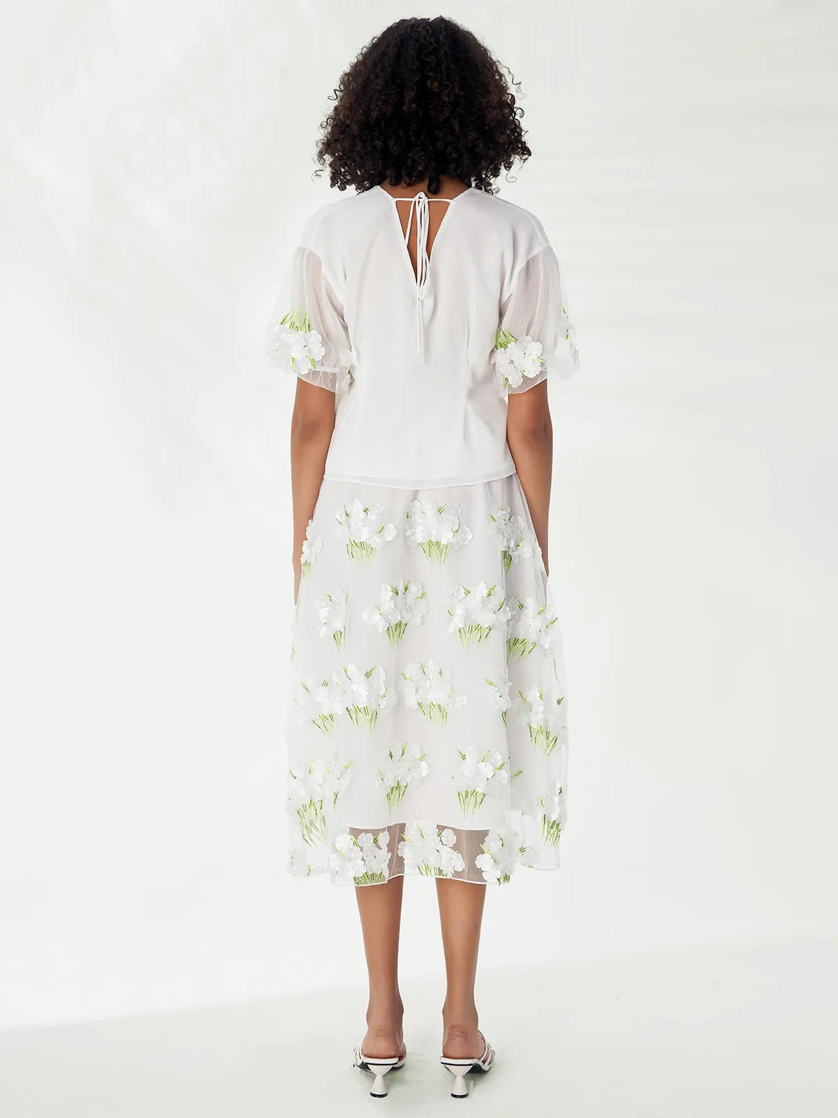 Fashion V-neck mesh embroidery floral short-sleeved skirt suit