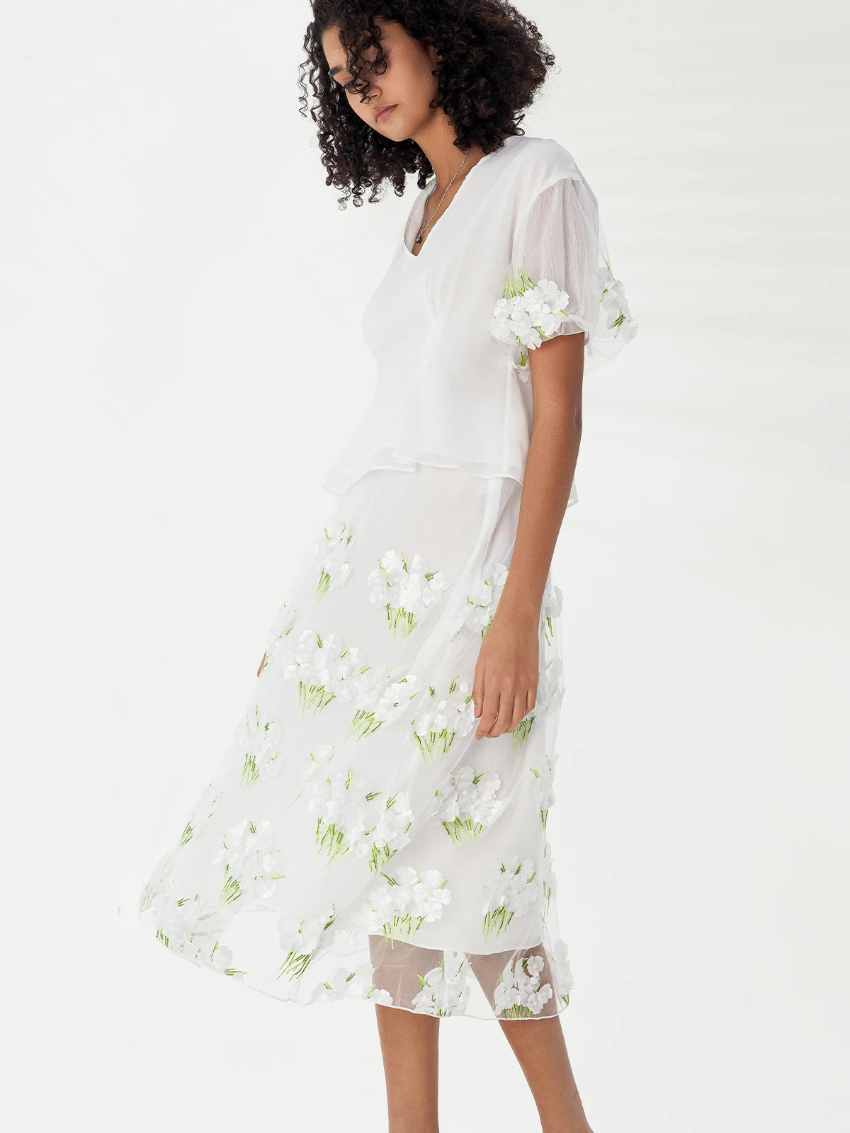 Fashion V-neck mesh embroidery floral short-sleeved skirt suit
