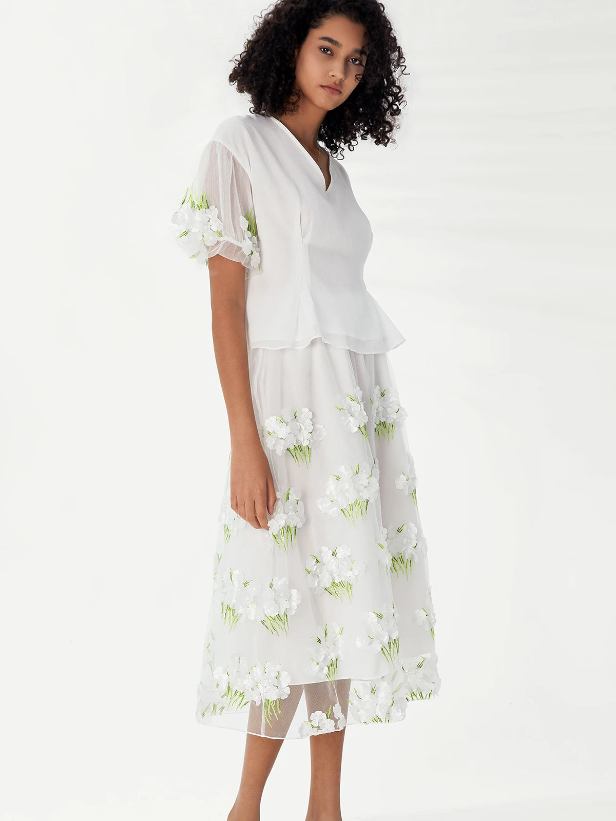Fashion V-neck mesh embroidery floral short-sleeved skirt suit