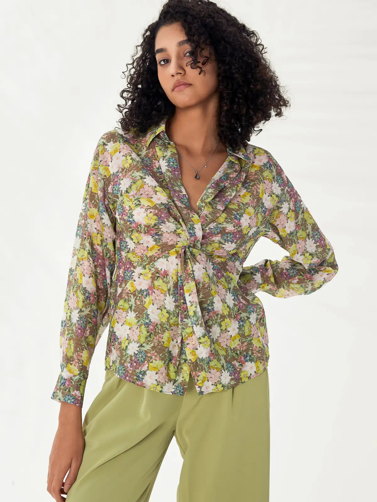 Camisa con nudo retorcido y lentejuelas florales