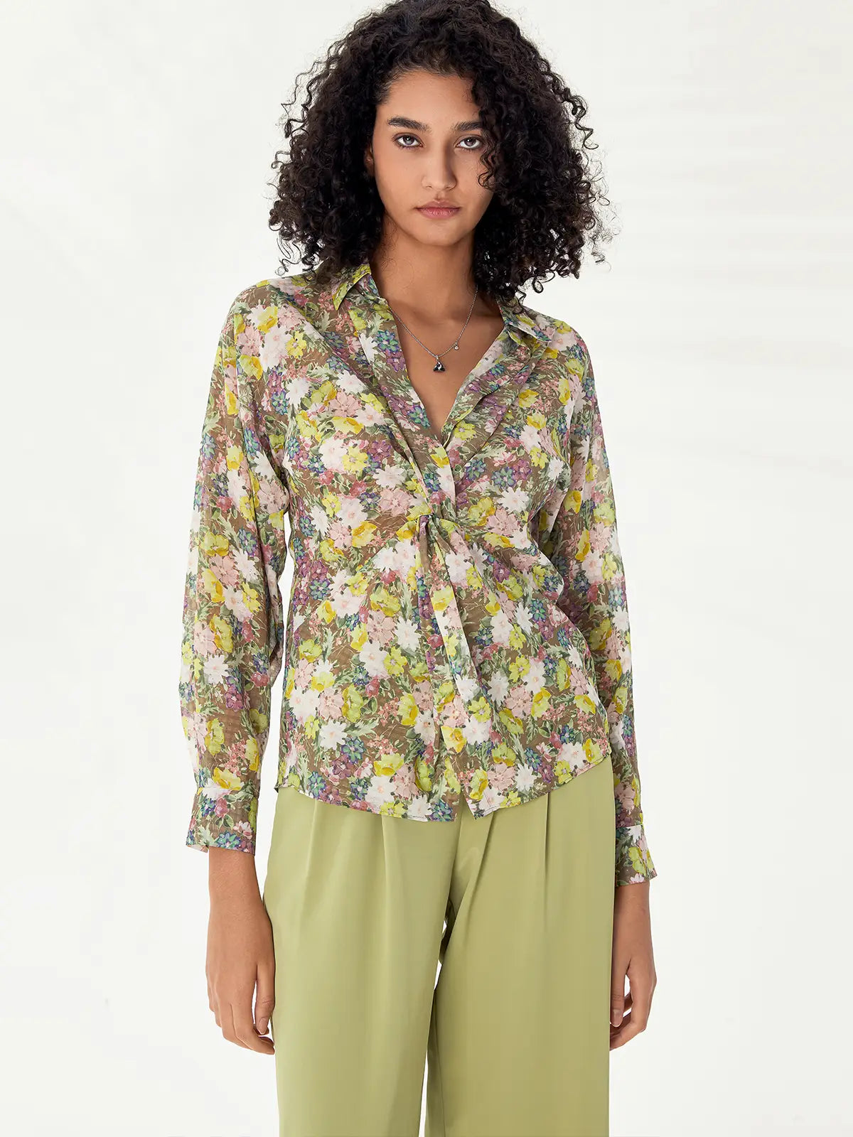 Camisa con nudo retorcido y lentejuelas florales