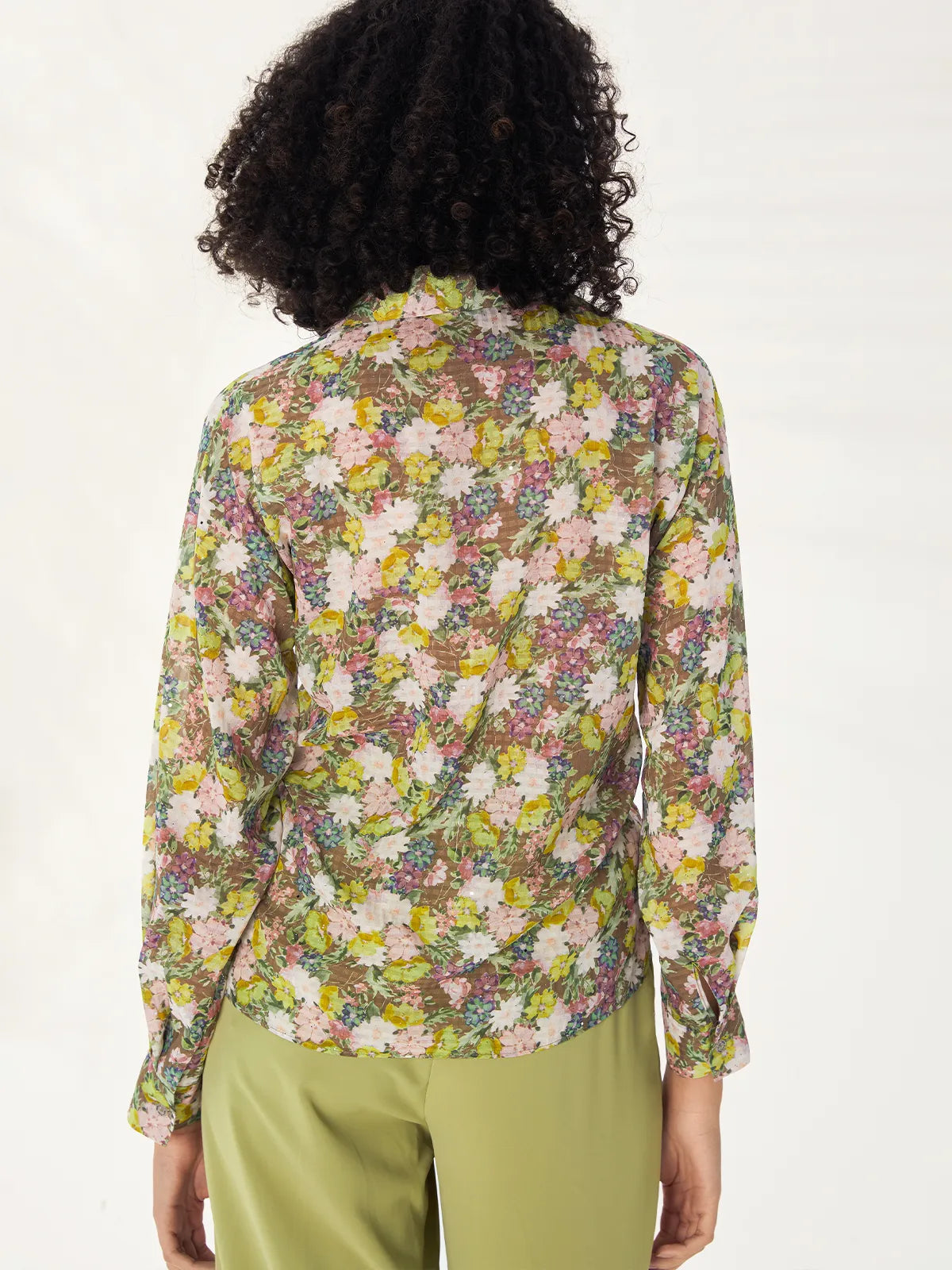 Camisa con nudo retorcido y lentejuelas florales