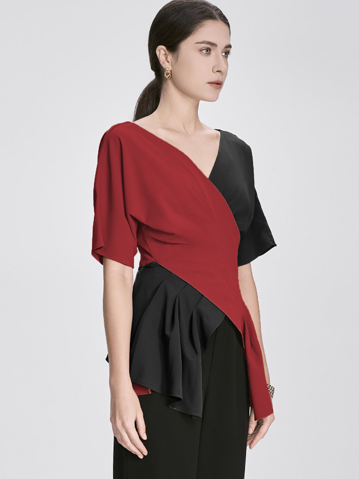 Elegant two-tone V-neck top with short sleeves and draped silhouette