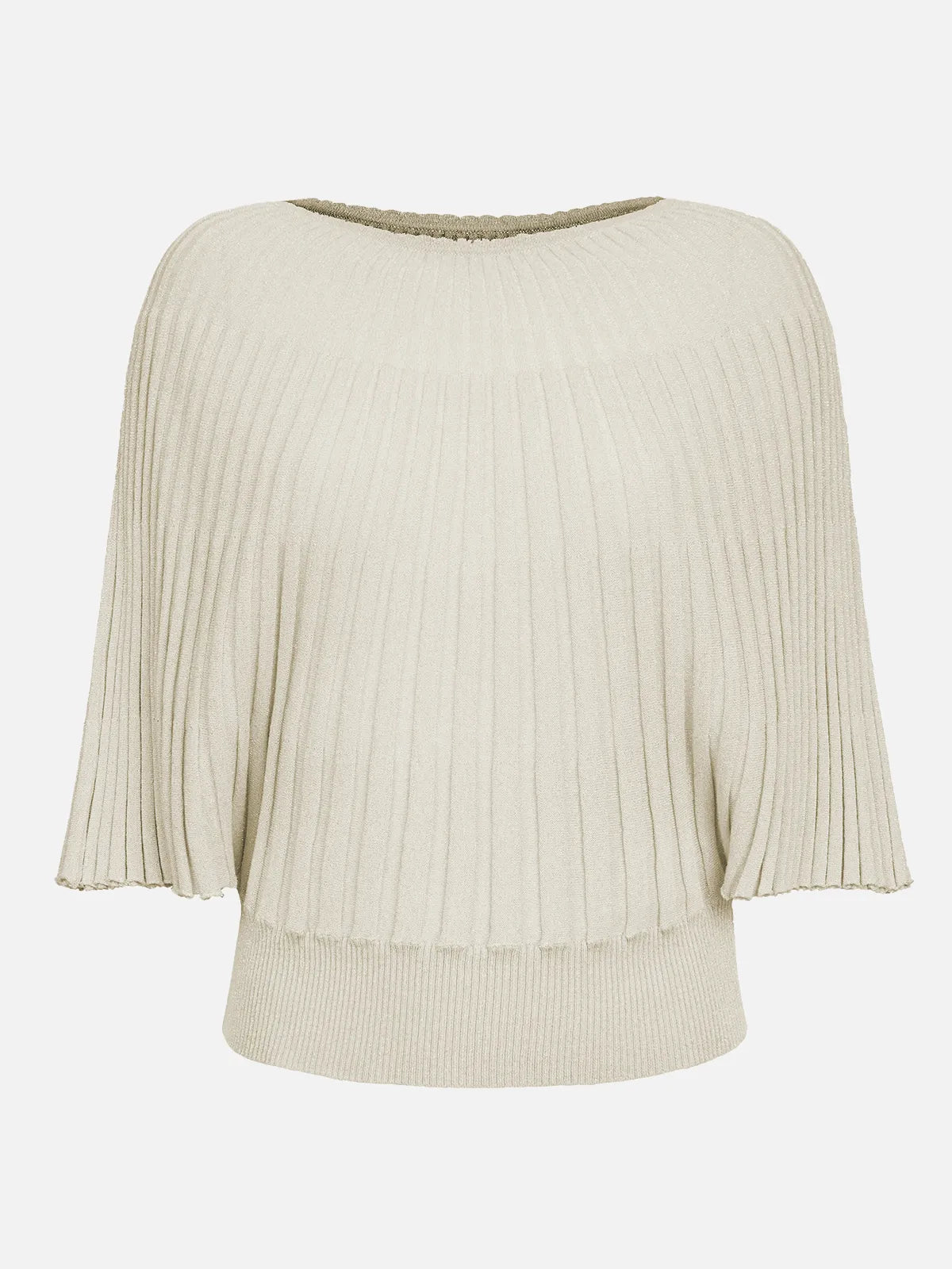 Comfortable and loose-fitting autumn knitwear: A fashionable choice for casual chic.