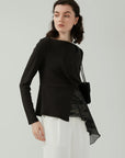 The comfortable fit and stylish appearance of the one-shoulder T-shirt