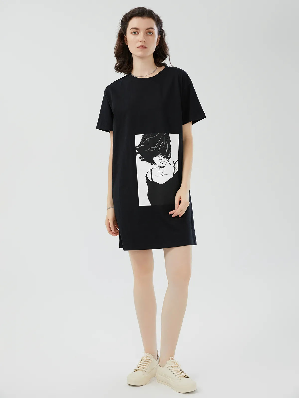 Lockeres T-Shirt-Kleid mit Portrait-Print