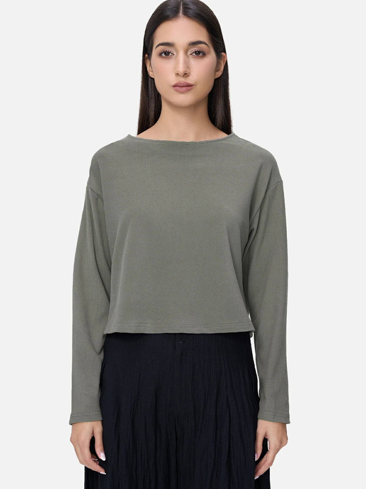 Stylish round neck T-shirt with a loose and comfortable fit