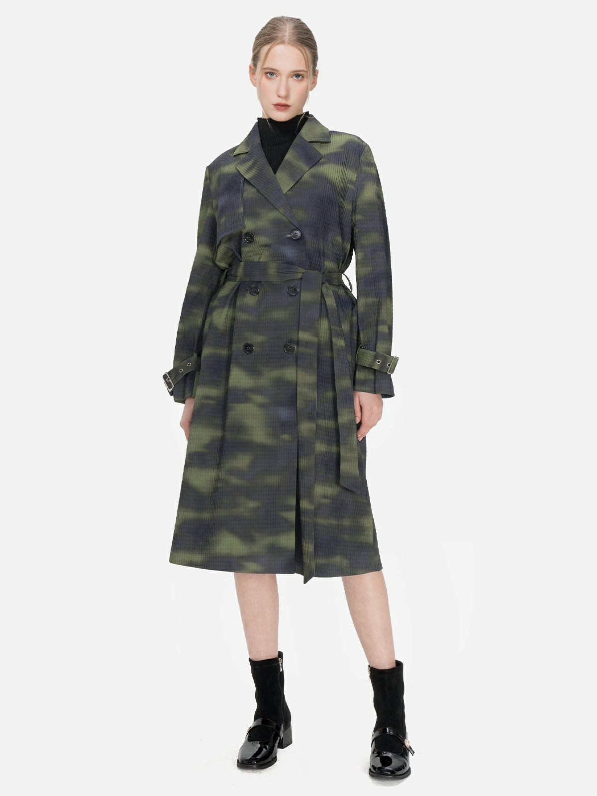 Make a fashion statement with this trench coat, showcasing an irregular green print on a gray backdrop, providing an artful and unique touch to your wardrobe.