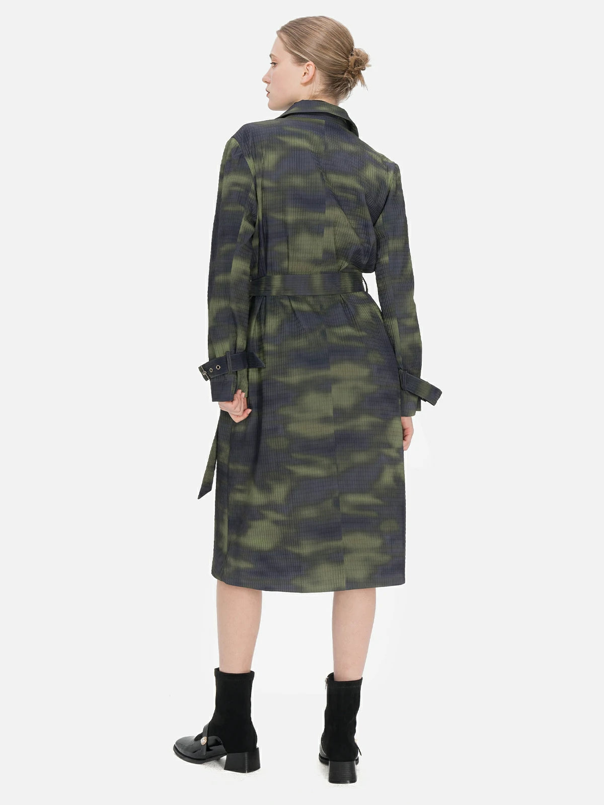 Define your style with this trench coat, featuring gray and green tones and irregular prints, delivering a comfortable fit and an artful atmosphere.