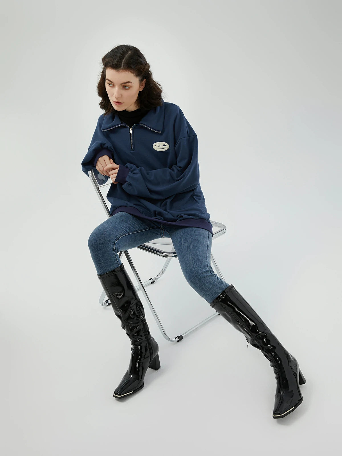 Casual yet stylish navy blue sweatshirt with a half-zip design for flexible ventilation