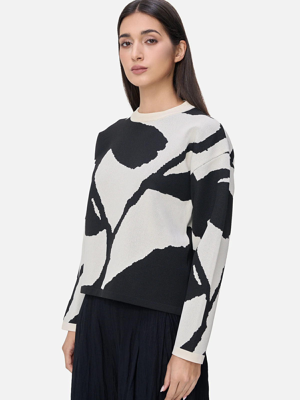 Round-neck black and white sweater for fall and winter fashion