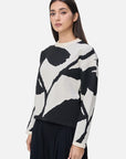 Round-neck black and white sweater for fall and winter fashion