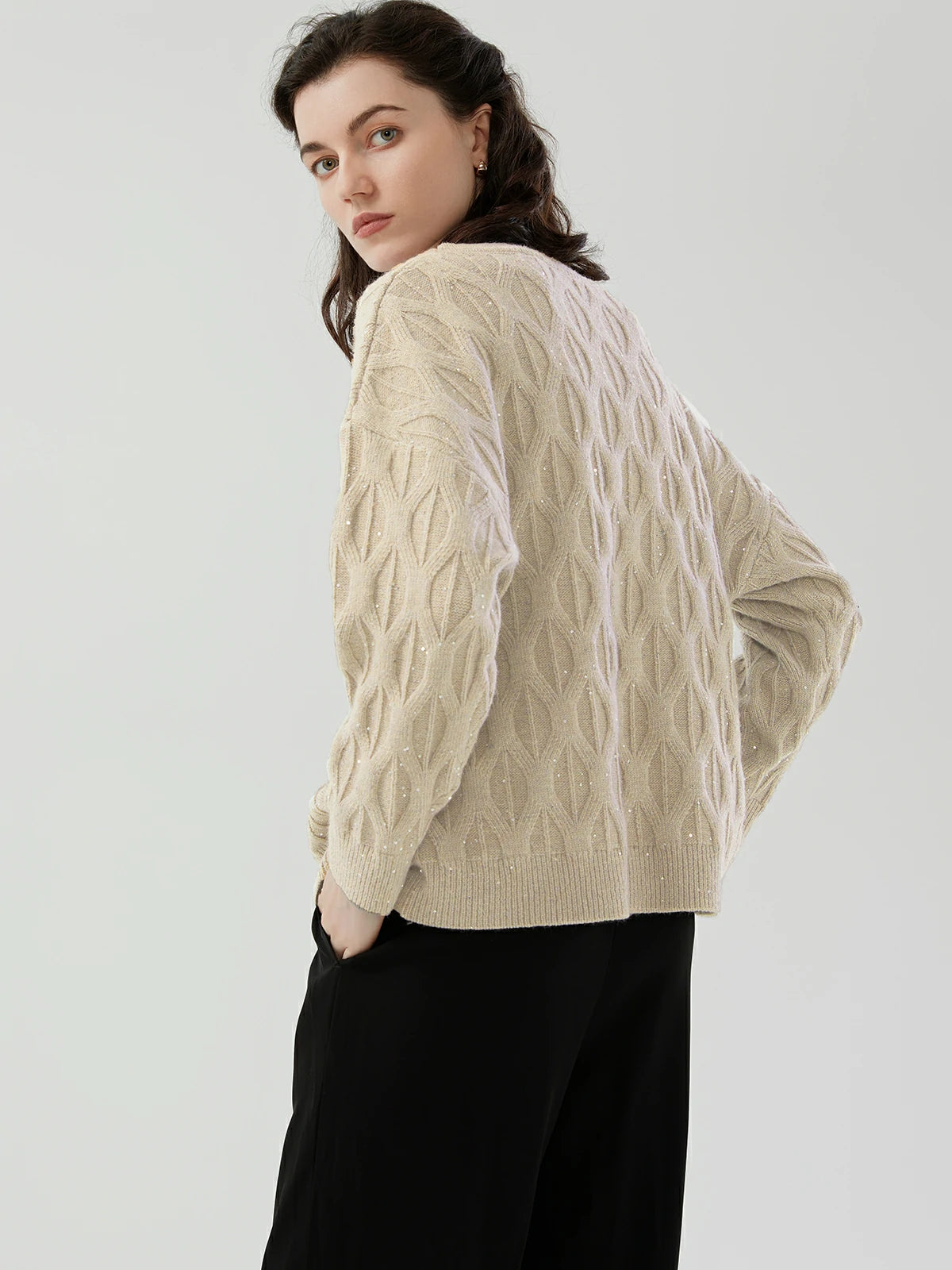 Winter style of a stylish women&#39;s round-neck sweater