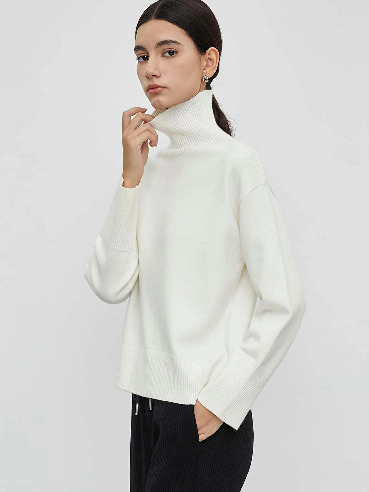 Versatile Ivory Turtleneck Sweater Featuring Chic Ribbed Texture