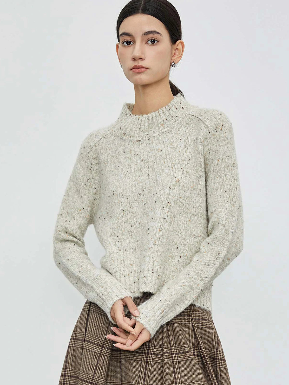 Fashion-Forward Knitwear: Ribbed Round Neck, Irregular Hem, and Dotted Allure