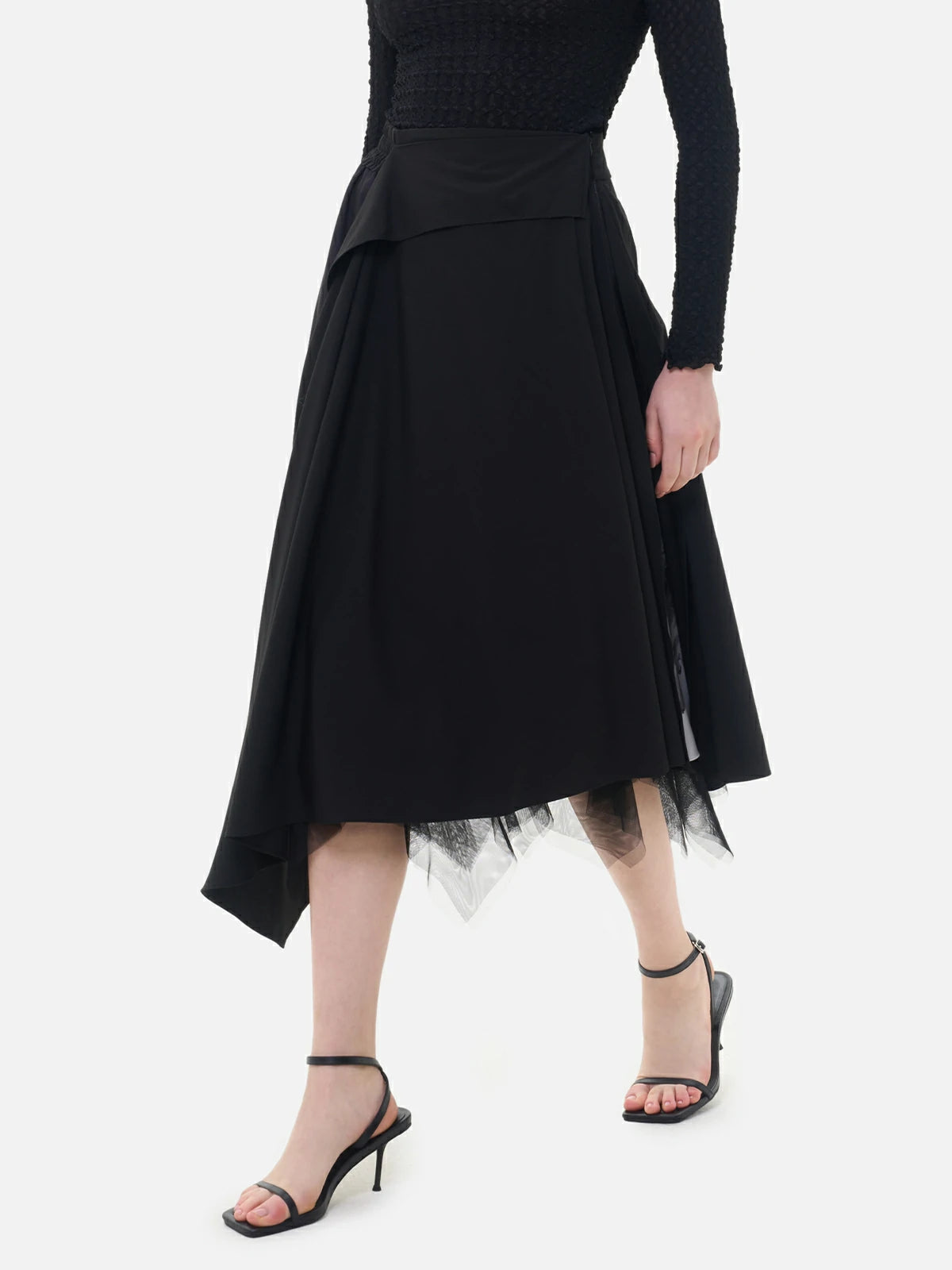 Make a statement in this half-skirt with reversible panels, adorned with a captivating abstract print and airy mesh at the hem.