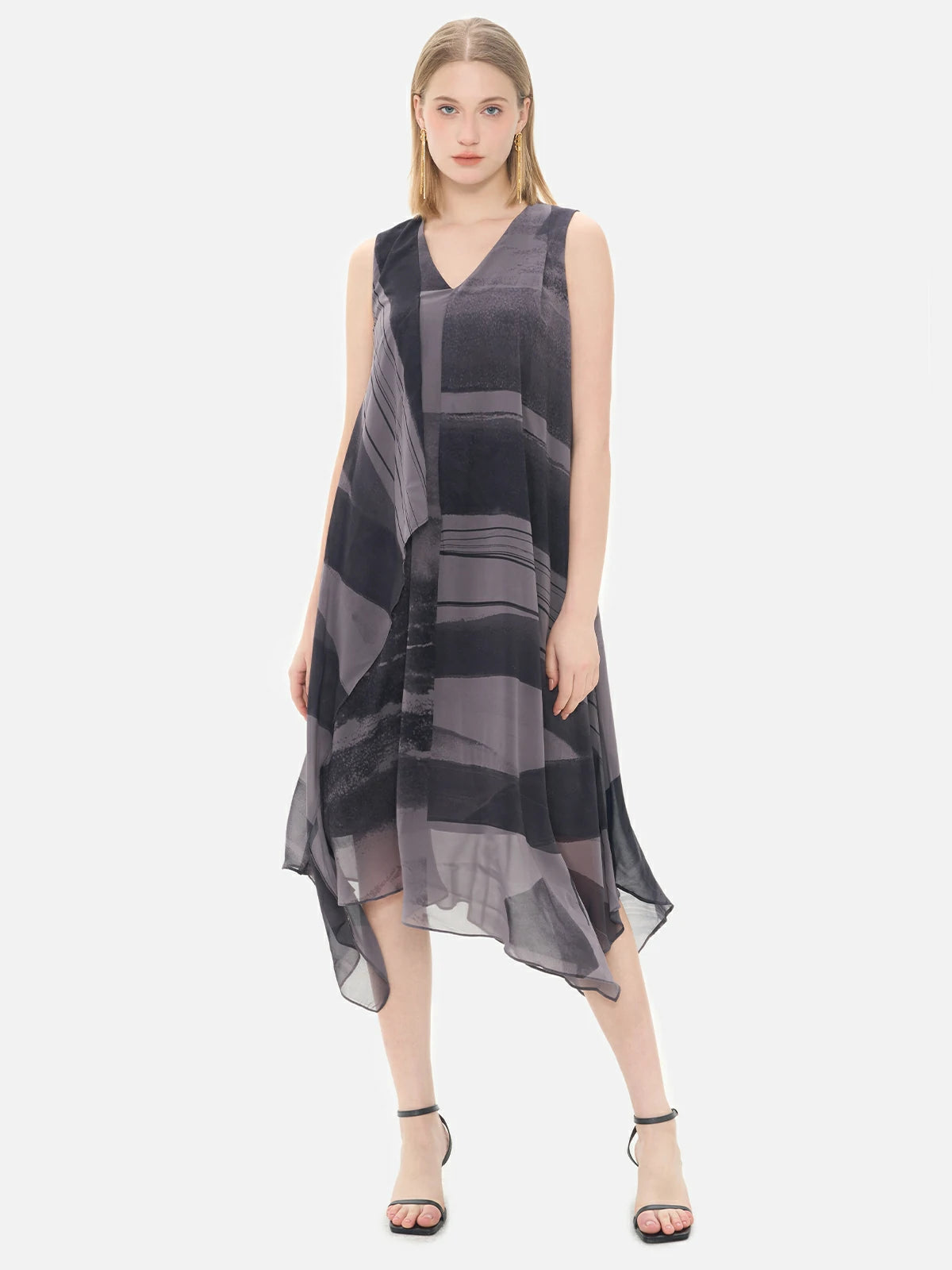 Embrace elegance with this sleeveless chiffon dress, featuring an irregular print and a lightweight material.