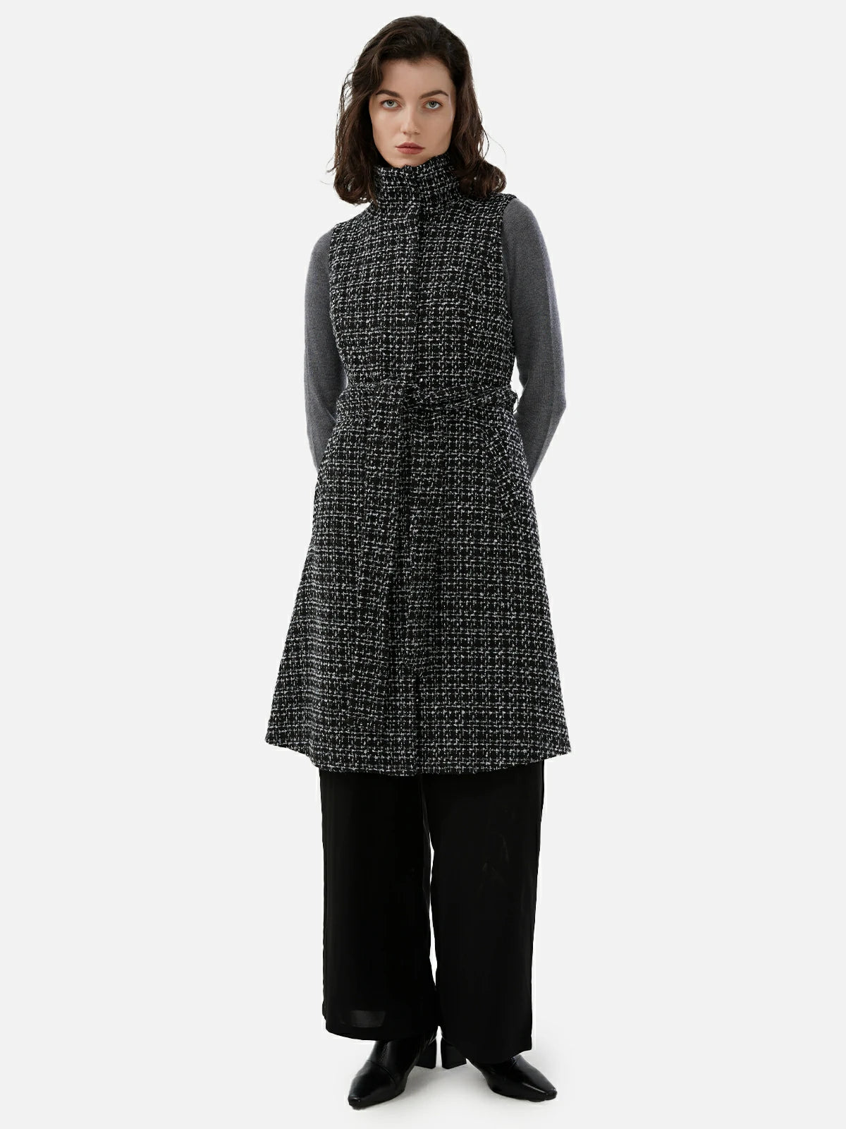 Stylish checkered woolen vest: Adding unique style to winter clothing