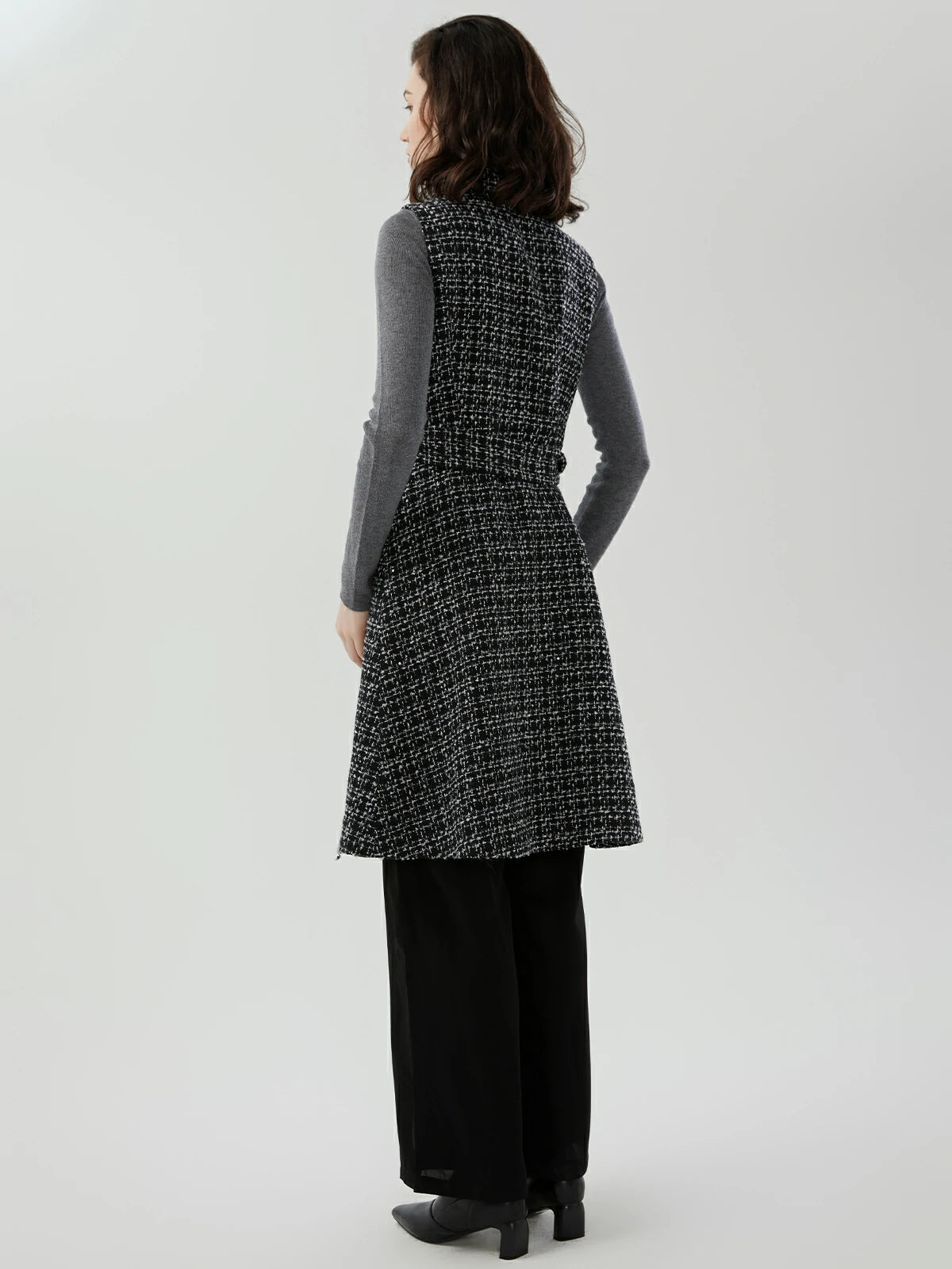 Women's checkered vest jacket: A charming fashion option