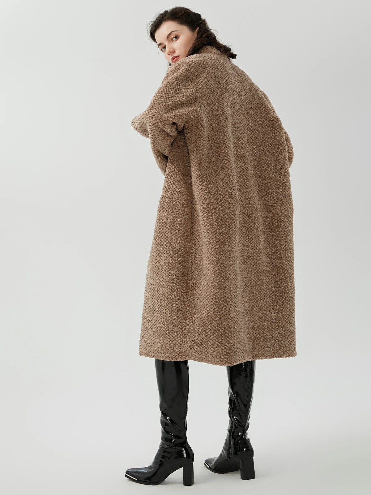 Open-front design, brown long coat with elegant lines, a fashionable wardrobe staple)