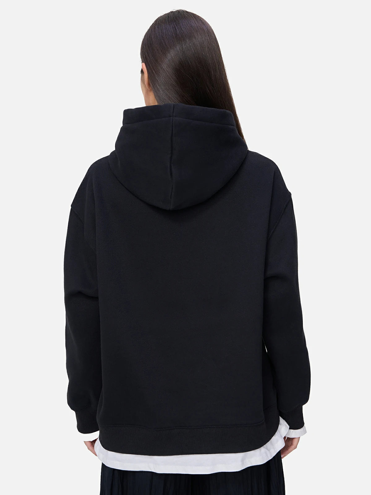 Winter warmth meets fashion in this black loose-fitting hooded sweatshirt 