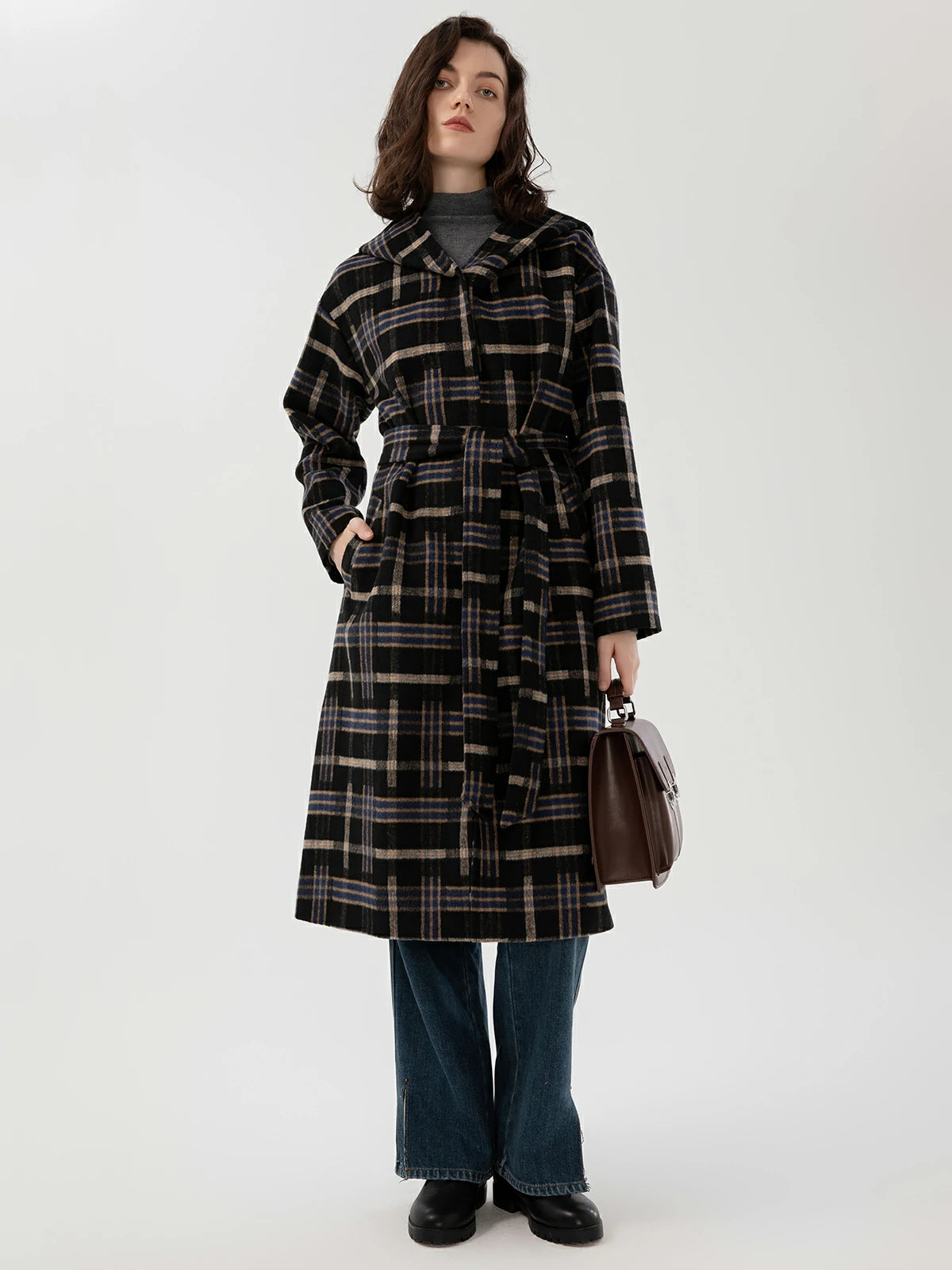 Comfortable fit and stylish details in a hooded coat with vintage flair