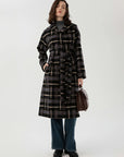 Comfortable fit and stylish details in a hooded coat with vintage flair