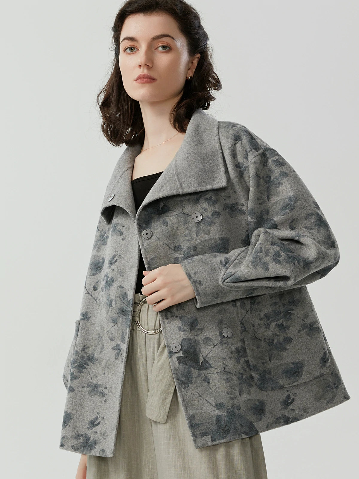 Artistic grey printed pattern design jacket for a unique and fashionable women&#39;s wear choice