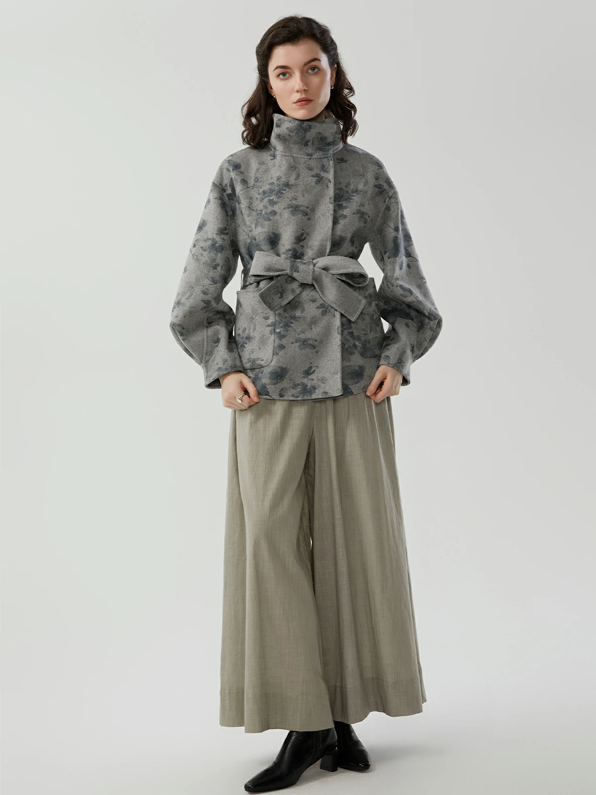 High-quality fabric collared jacket with lantern sleeves and grey printed pattern for fashionable women&#39;s wear