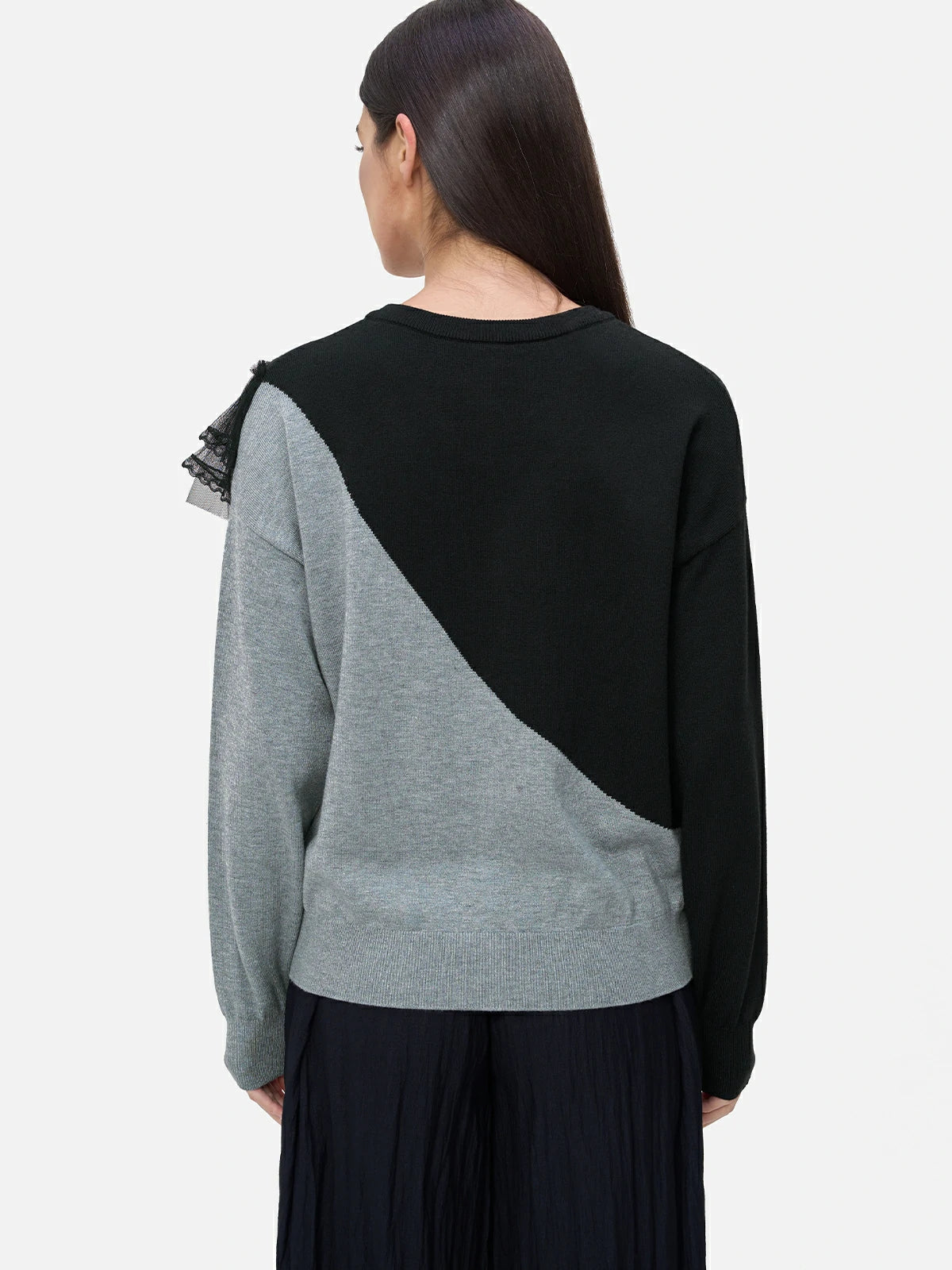  Embrace elegance with this knit sweater, where the classic black and gray color-blocked pattern meets a modern diagonal cut design, creating a perfect blend of timeless and contemporary fashion.