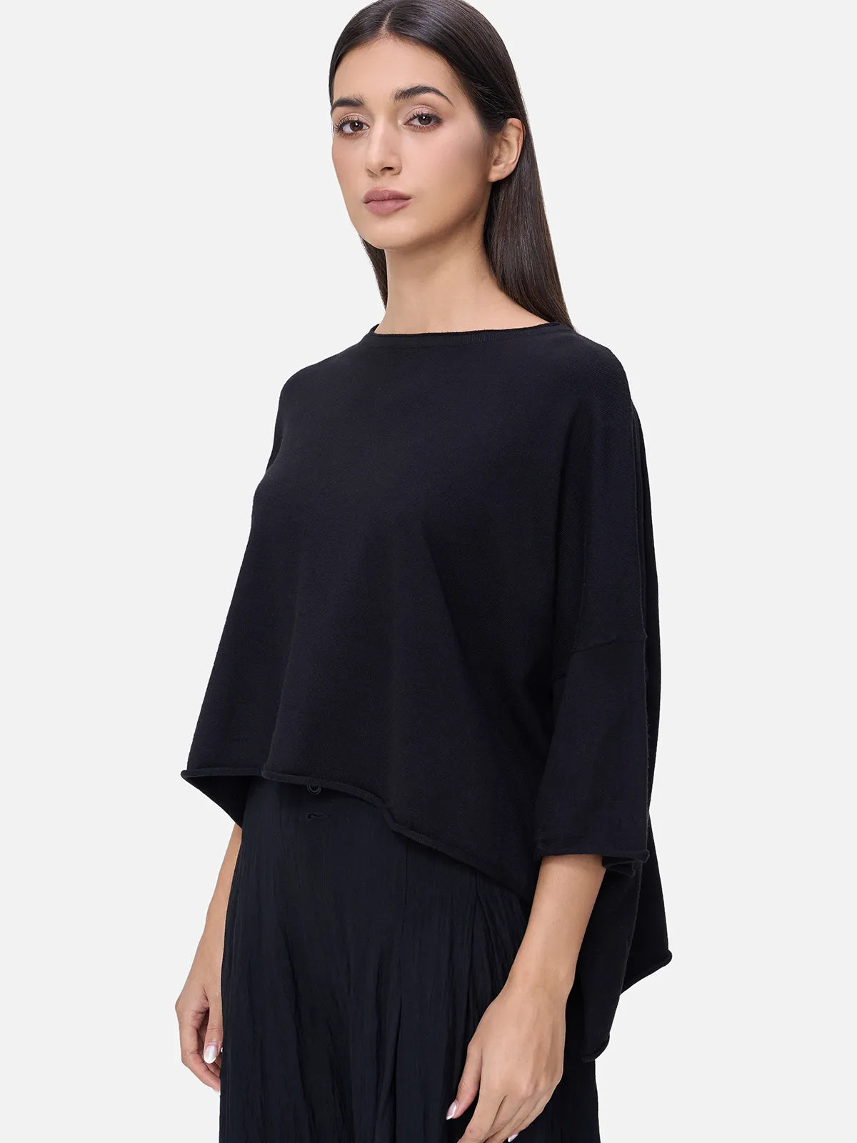 Elevate your warm-weather wardrobe with this stylish T-shirt, featuring a classic round neckline and trendy 3/4 sleeves for a fashionable look.