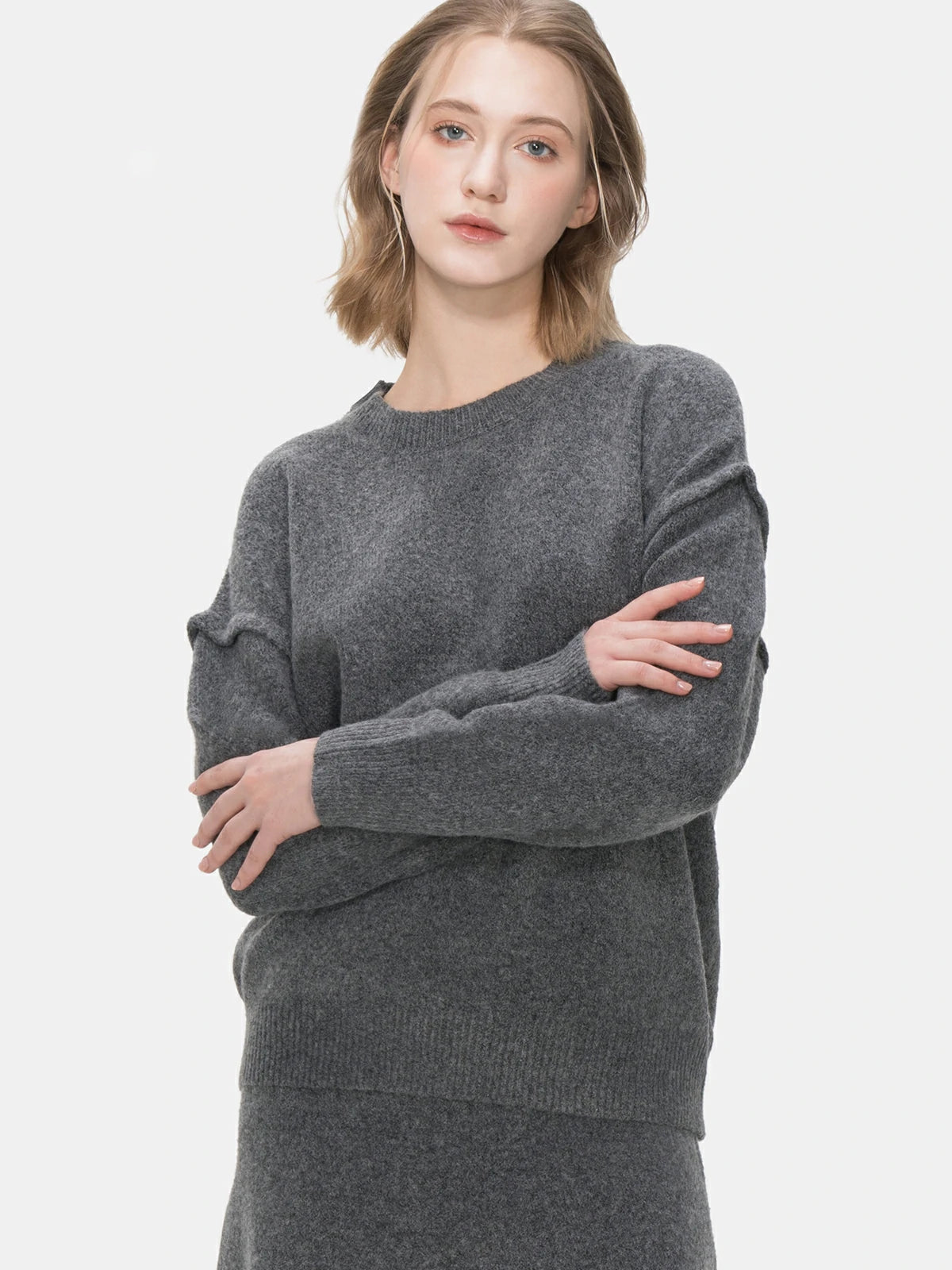 Experience the understated charm of this gray round-neck knitwear, showcasing classic design elements and a comfortable fit.