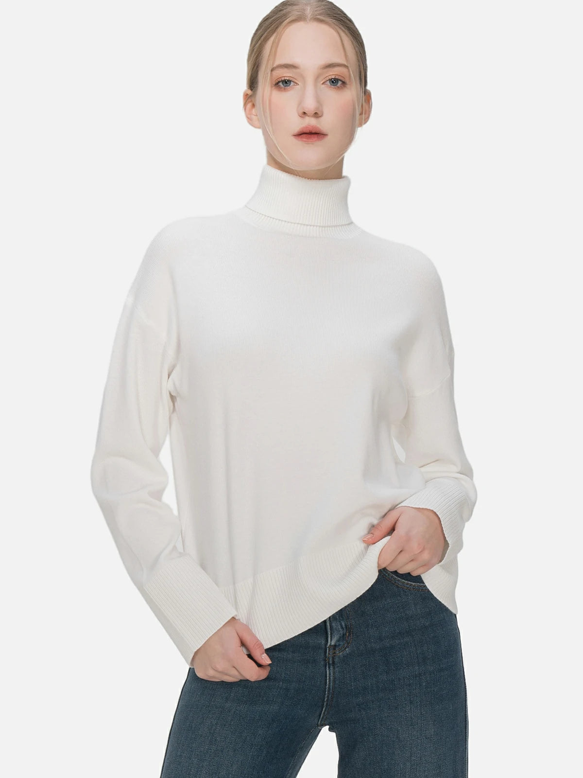 Elevate your style with this simple and elegant white turtleneck sweater, featuring a classic turtleneck design and intricate knit texture.