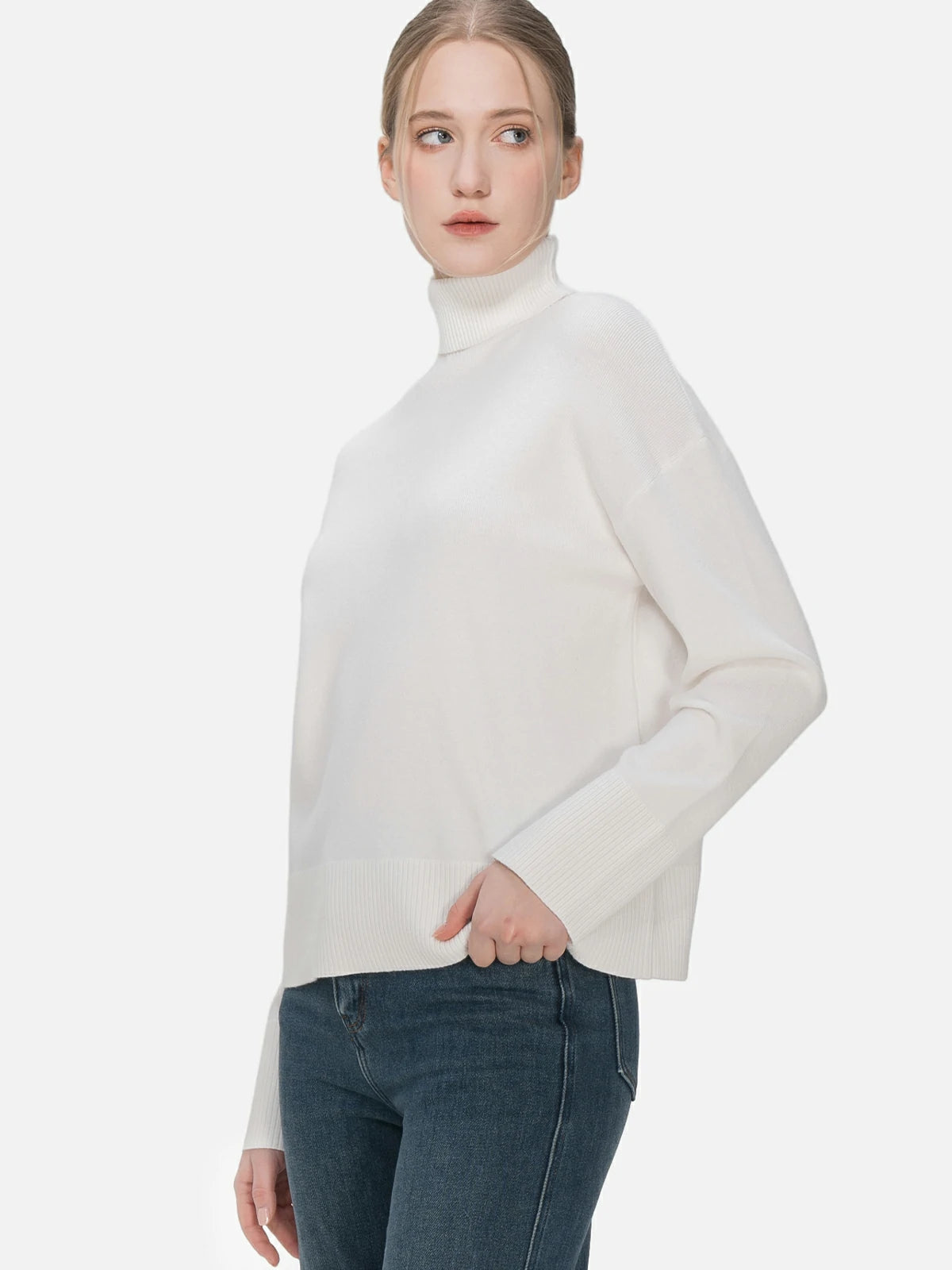 Make a fashion statement with this classic and contemporary white turtleneck sweater, adorned with a turtleneck design and a snug fit.
