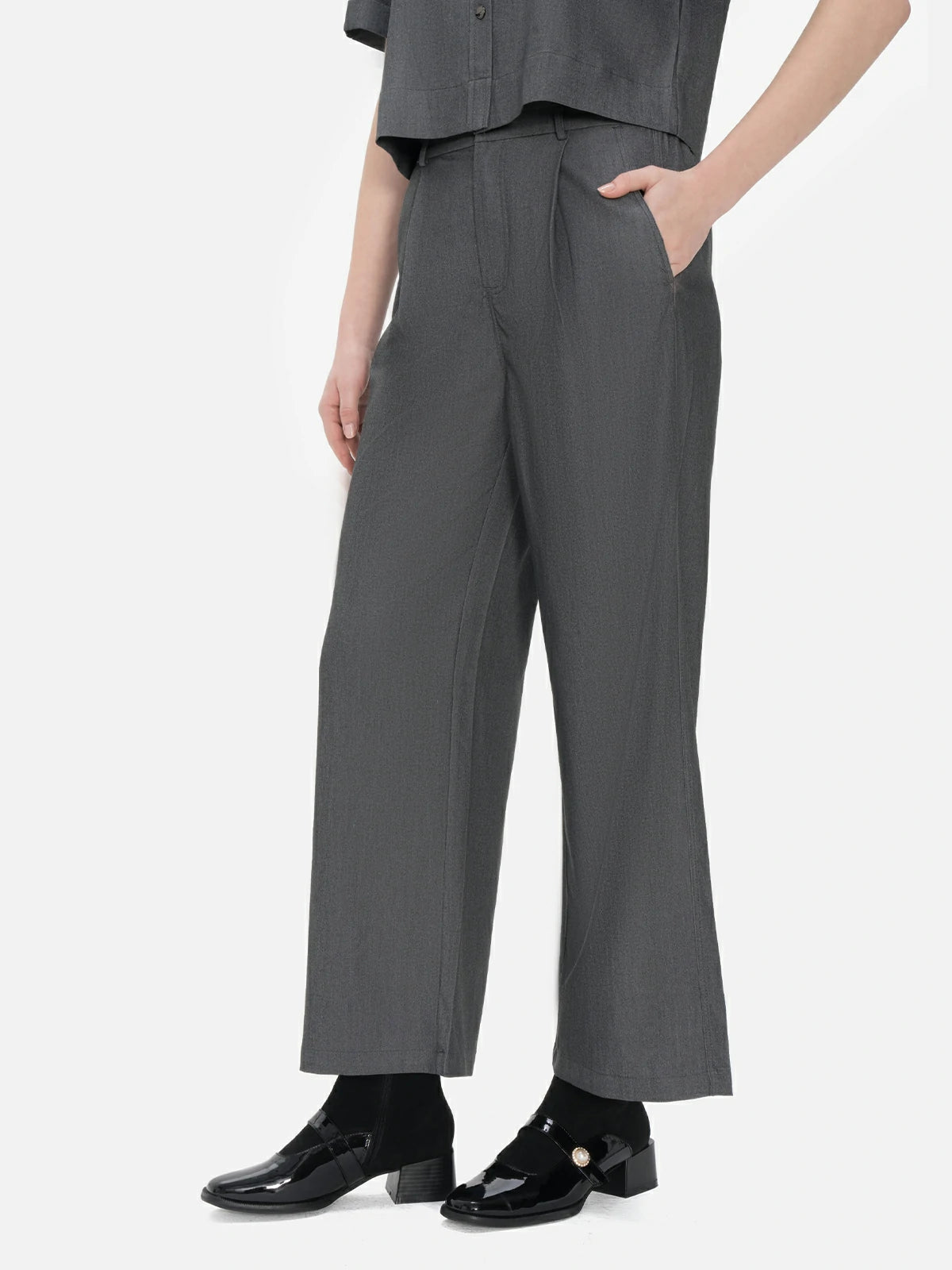 Versatile straight-leg trousers, perfect for both casual and formal occasions