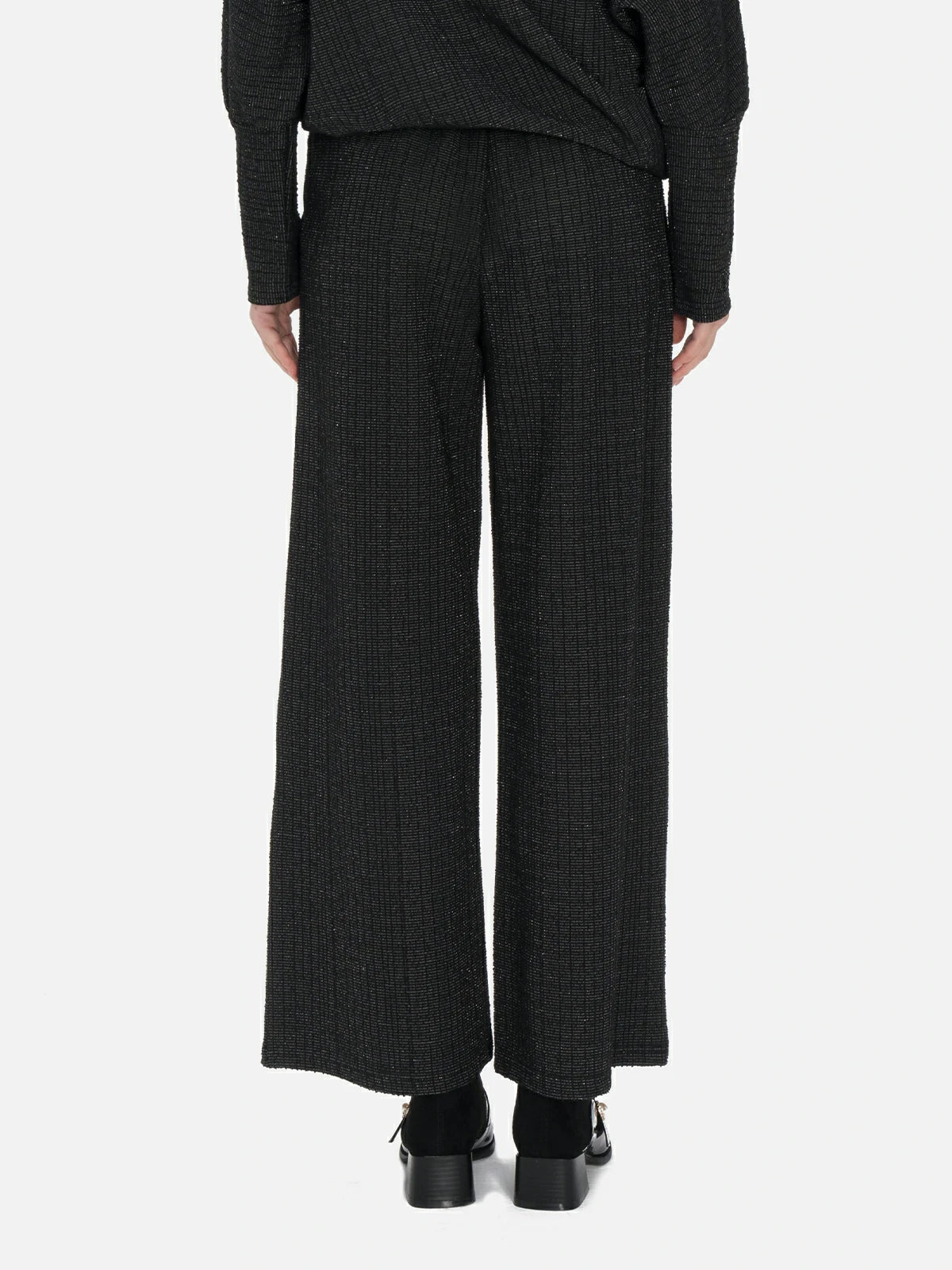 Comfortable and flowing loose-fit black trousers