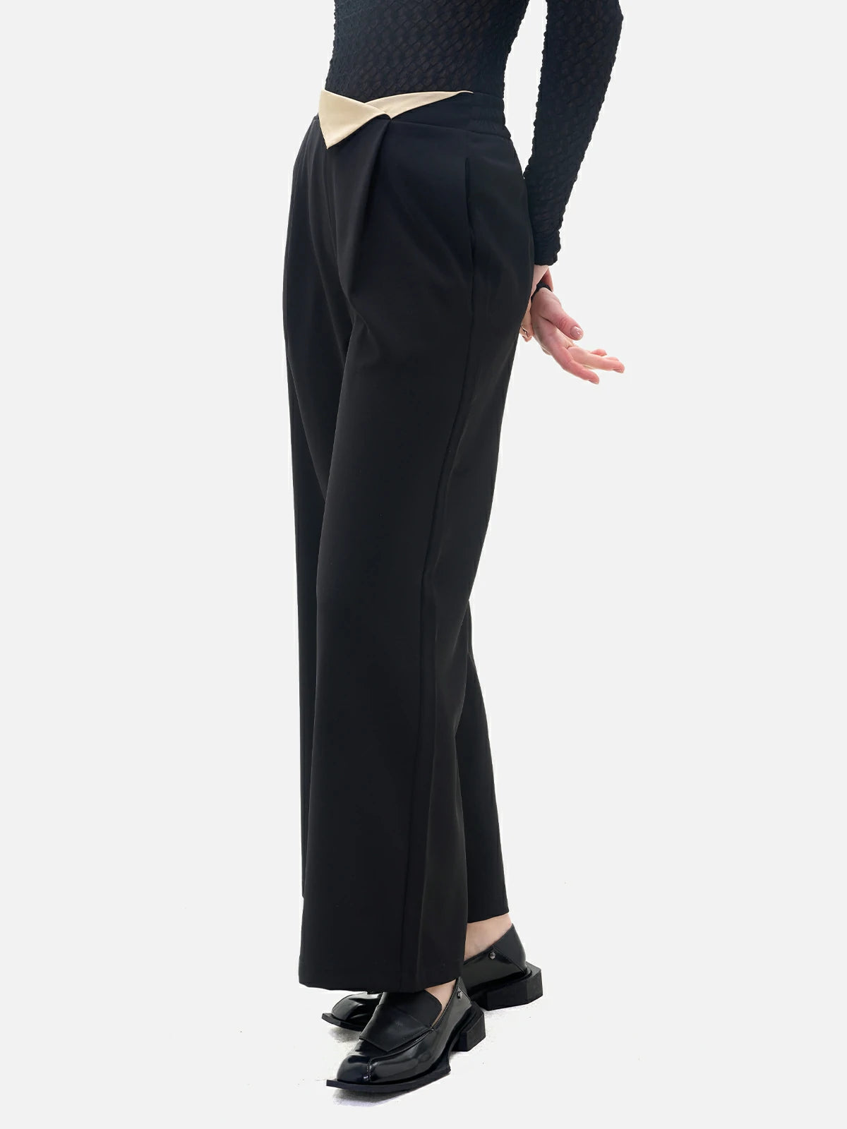 Comfortable loose trousers with a unique color-blocking flip at the waist, showcasing a casual and fashionable style
