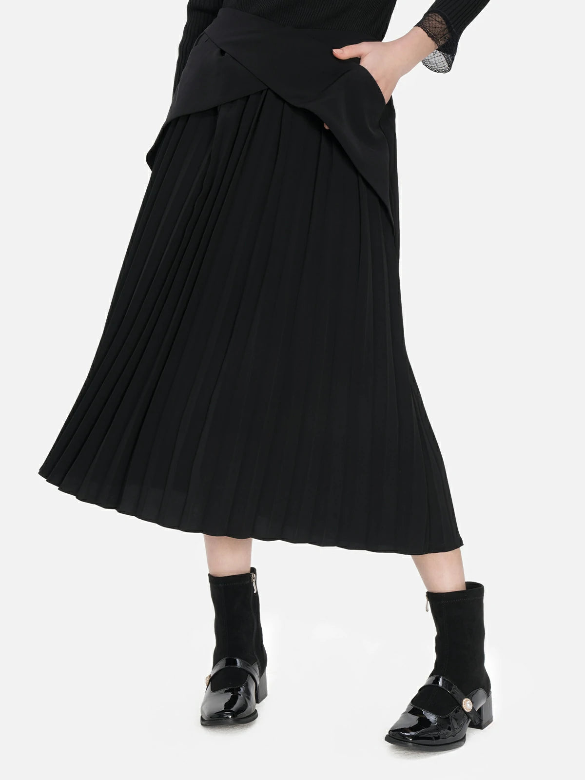 Midi-length pleated hem infuses the skirt with lightness and graceful aesthetics